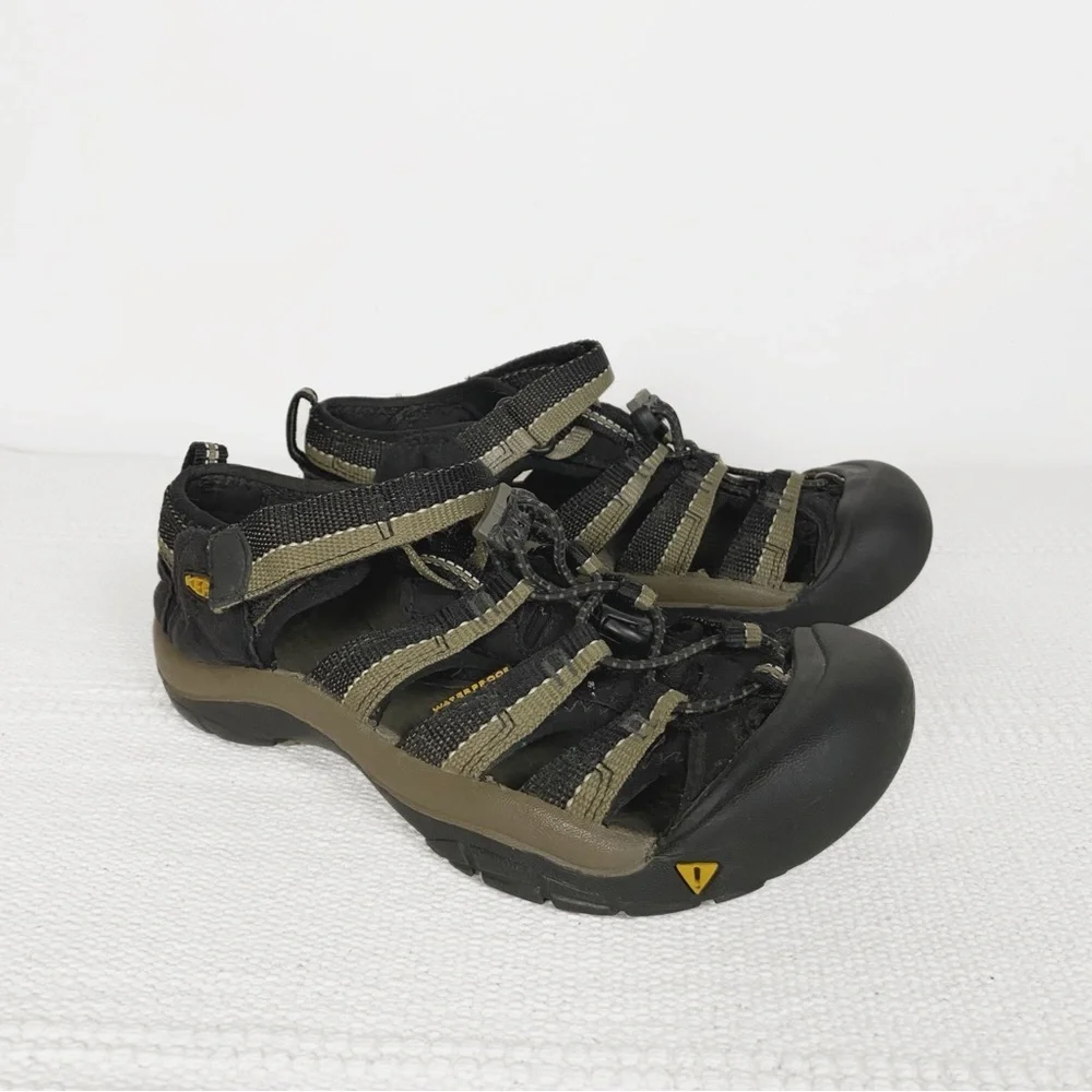 KEEN Newport Closed Toe Hiking Sandals Kids size 3